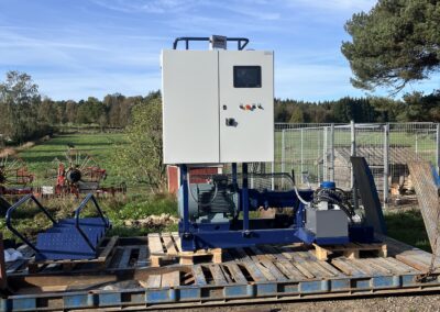Styrskåp som styr stationär fullfoderblandare och/eller bandfodersystem